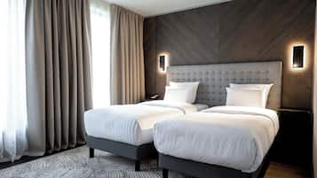 Habitación superior, 2 camas individuales (Premium) | Minibar, caja fuerte, escritorio y cortinas opacas