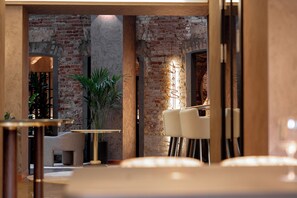 2 bars/lounges, lobby lounge