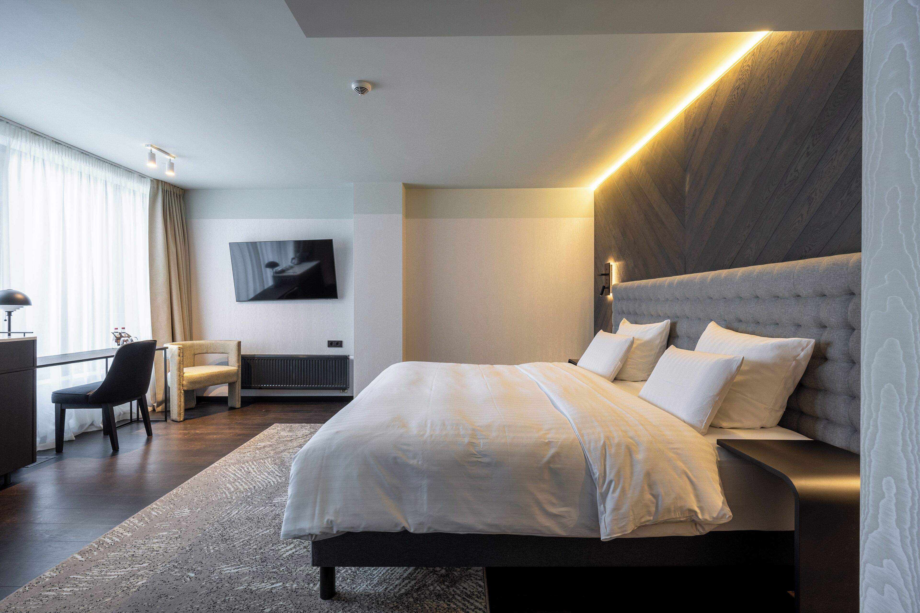 superior room, 1 king bed (premium) | minibar, in-room safe, desk, blackout curtains