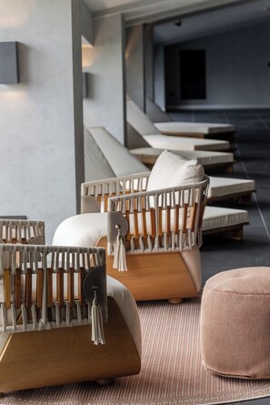 Piscina interna, espreguiçadeiras