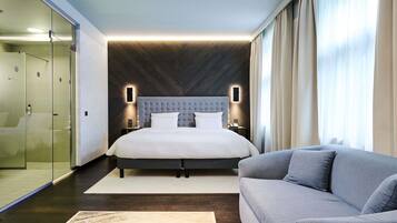 Een minibar, een kluis op de kamer, een bureau, verduisterende gordijnen