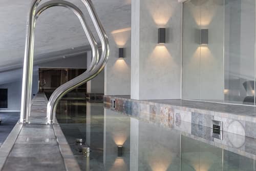 Indoor pool, sun loungers