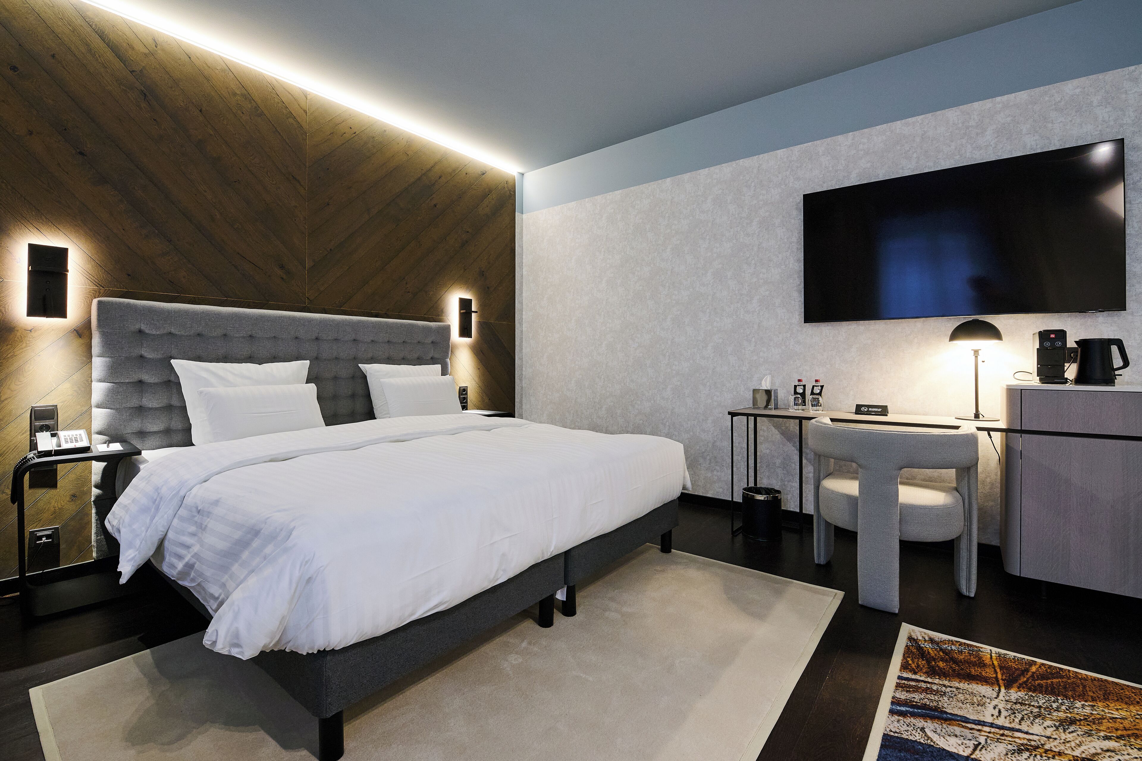 deluxe room, 1 king bed | minibar, in-room safe, desk, blackout curtains