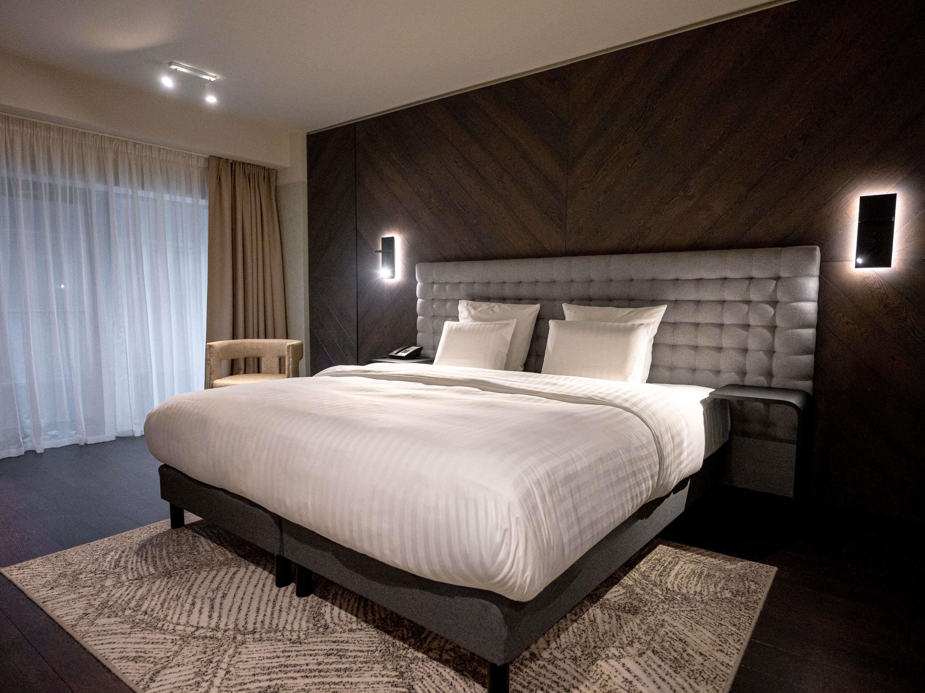 Minibaari, tallelokero huoneessa, työpöytä, pimennysverhot