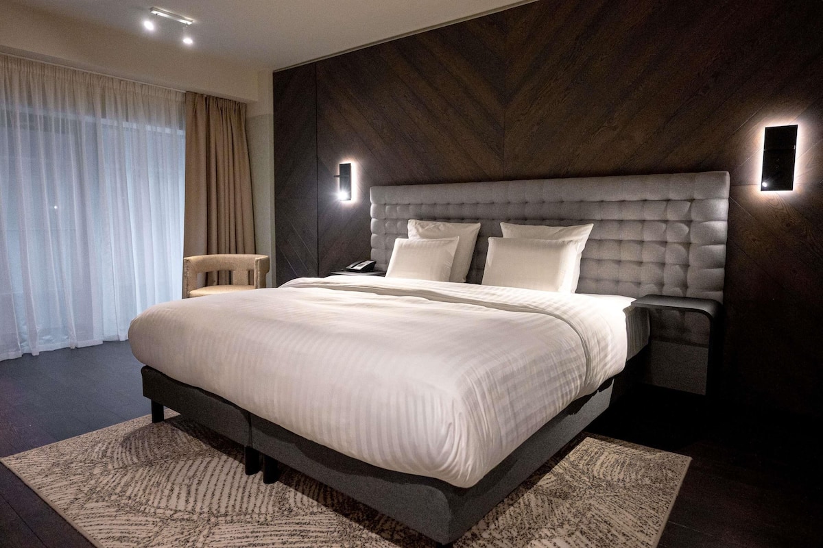 Minibaari, tallelokero huoneessa, työpöytä, pimennysverhot