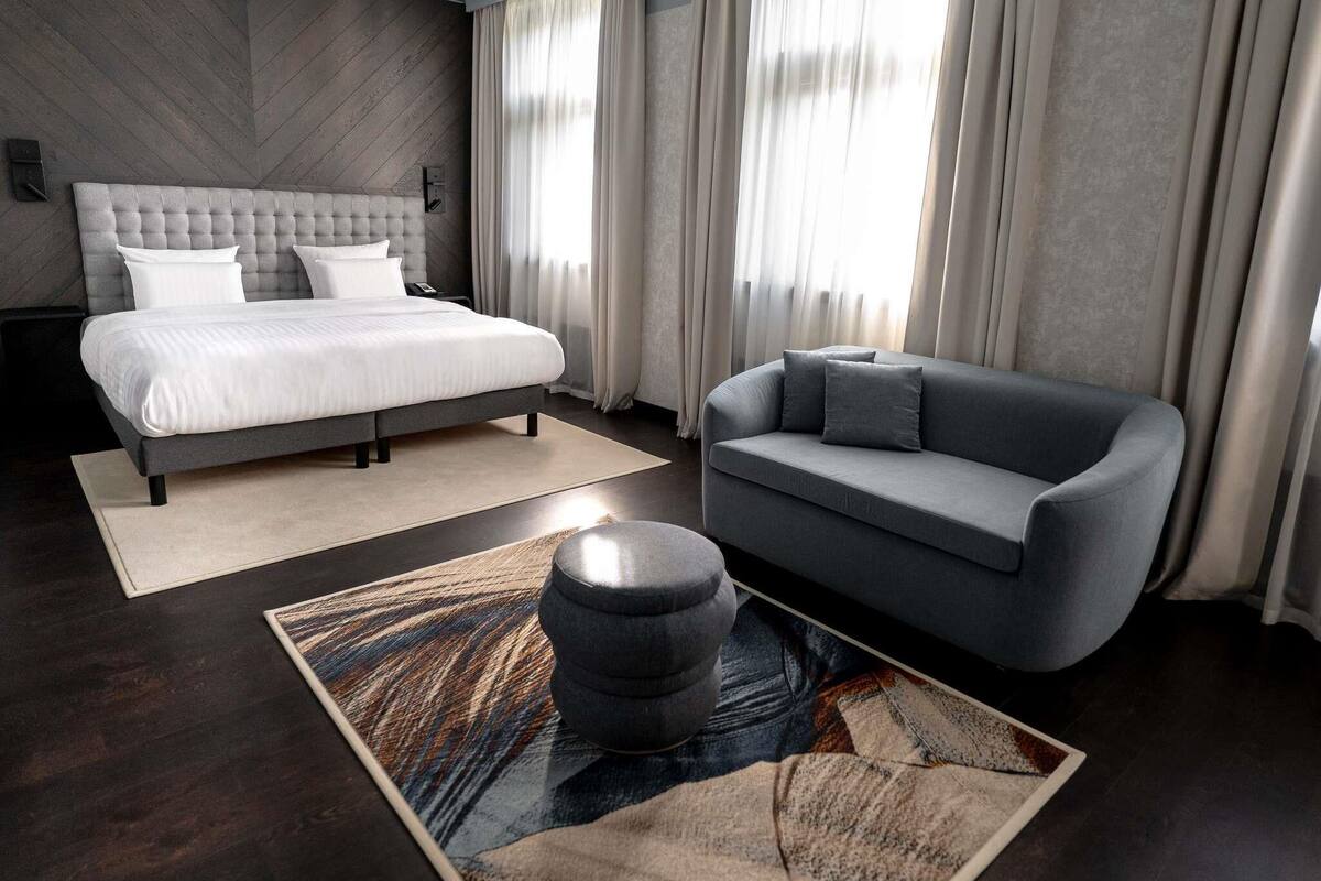 Deluxe Room, 1 King Bed, Park View | Minibar, in-room safe, desk, blackout drapes