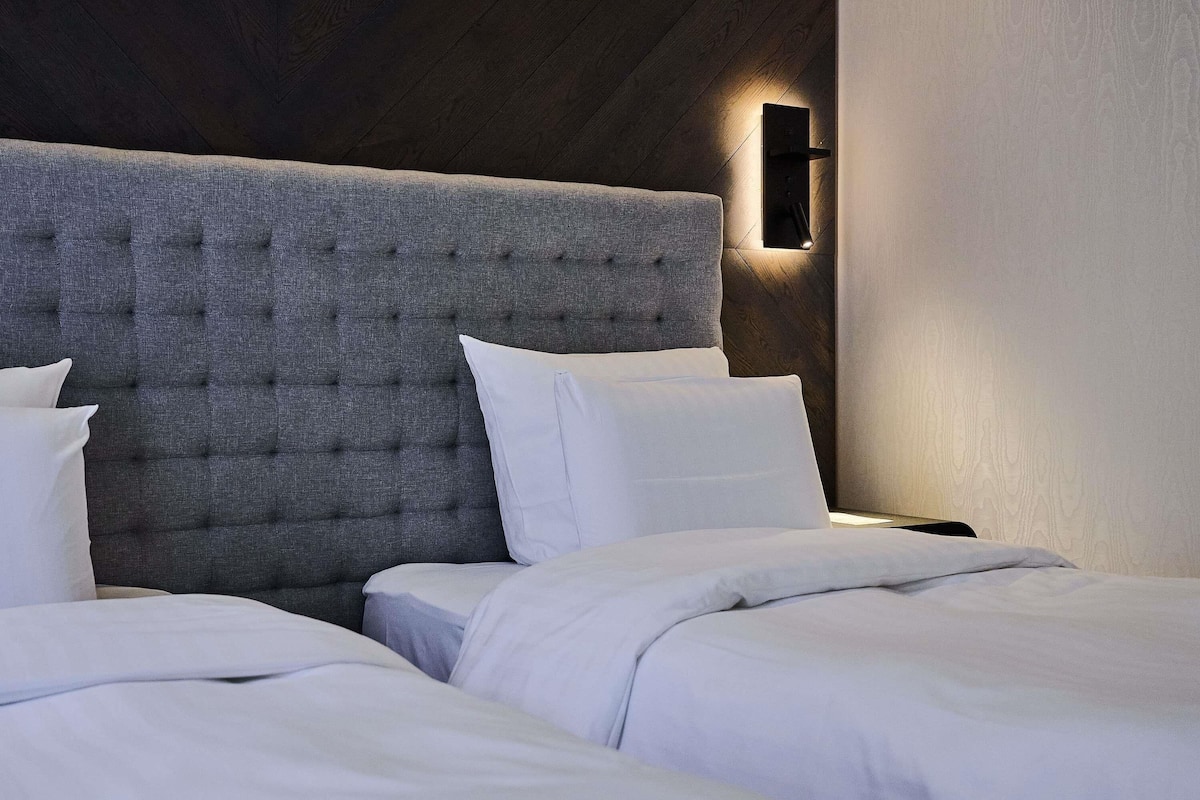 Superior Room, 2 Twin Beds (Premium) | Minibar, in-room safe, desk, blackout drapes