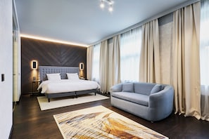 Deluxe Room, 1 King Bed, Park View | Minibar, in-room safe, desk, blackout drapes