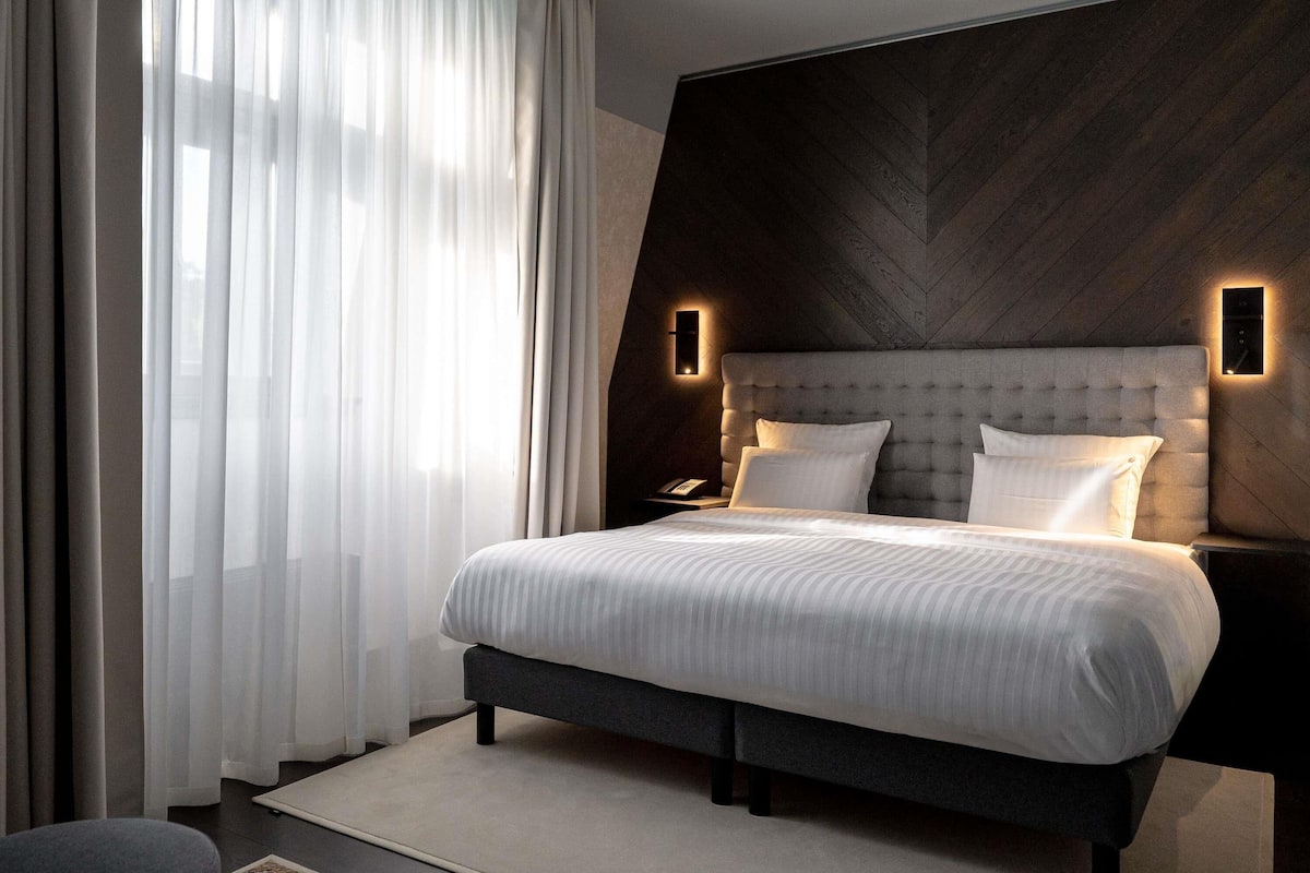 Minibaari, tallelokero huoneessa, työpöytä, pimennysverhot