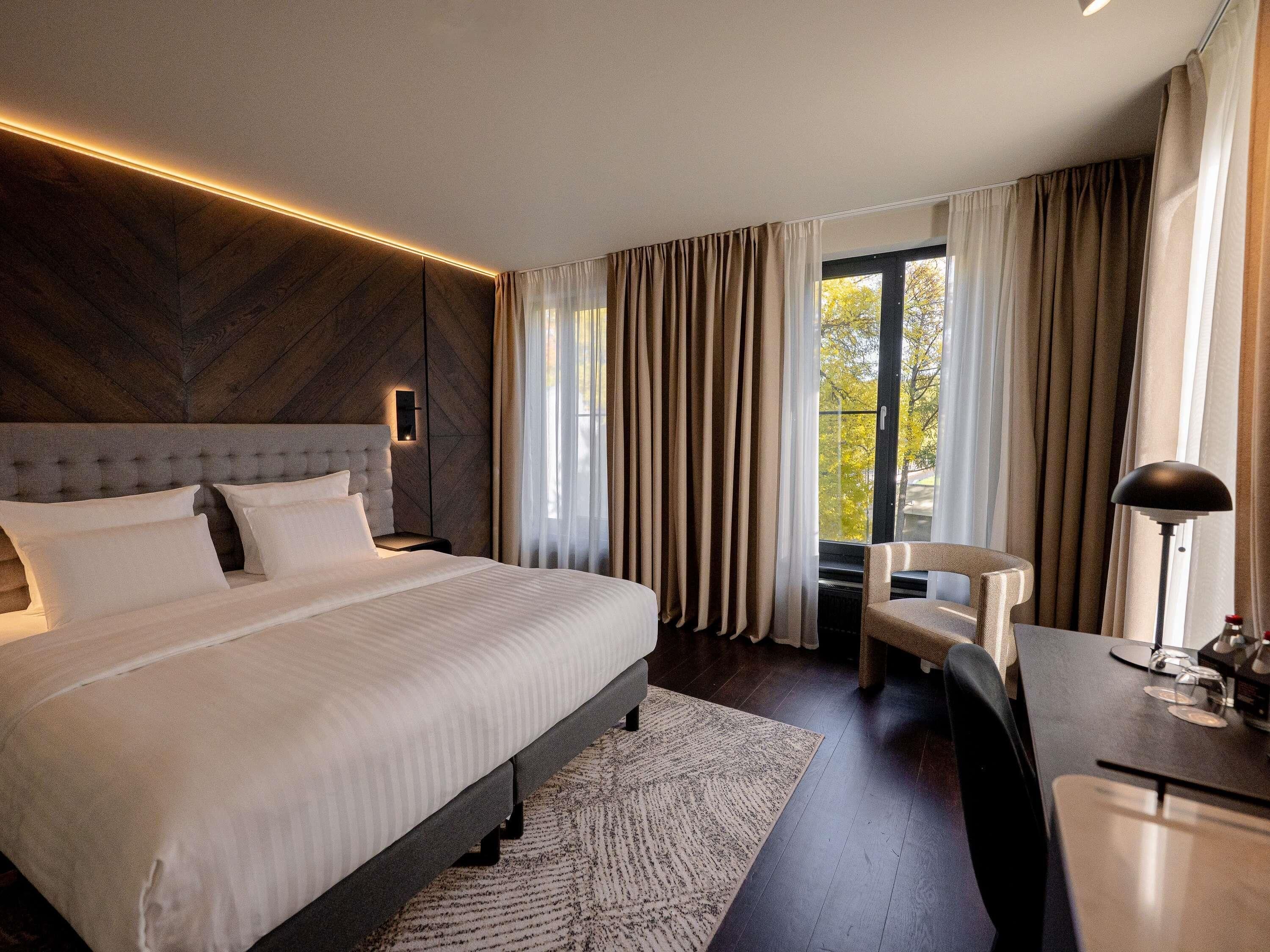 Habitación superior, 1 cama King size (Premium) | Minibar, caja de seguridad en la habitación y escritorio 