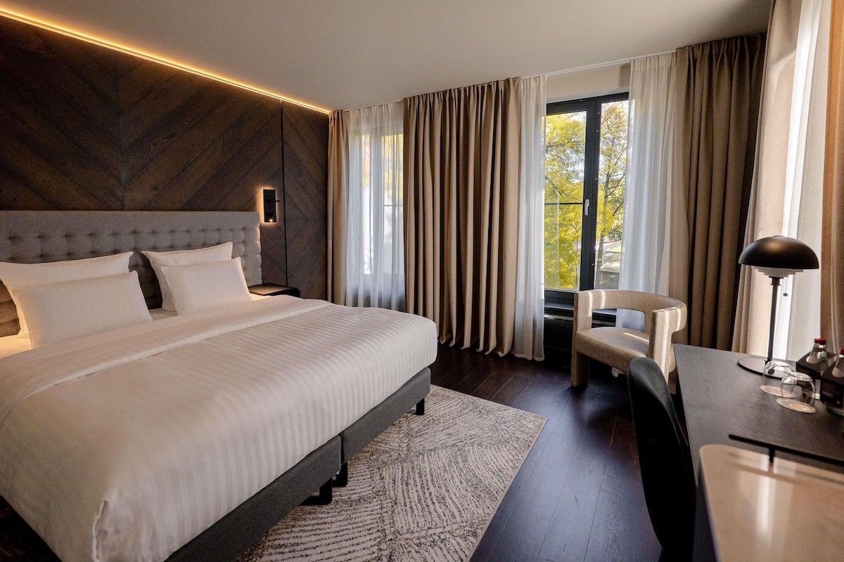 Habitación superior, 1 cama King size (Premium) | Minibar, caja de seguridad en la habitación y escritorio