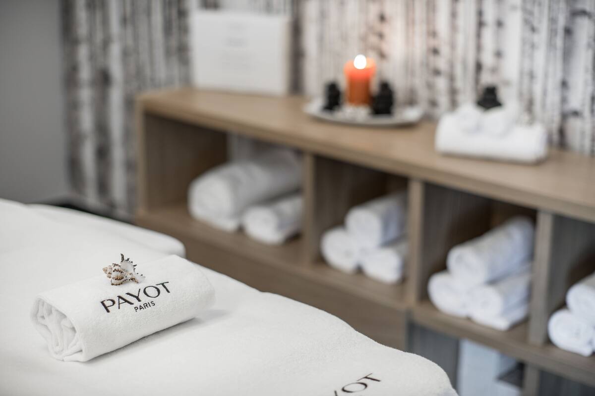 sauna, body treatments, body scrubs, facials, 2 treatment rooms