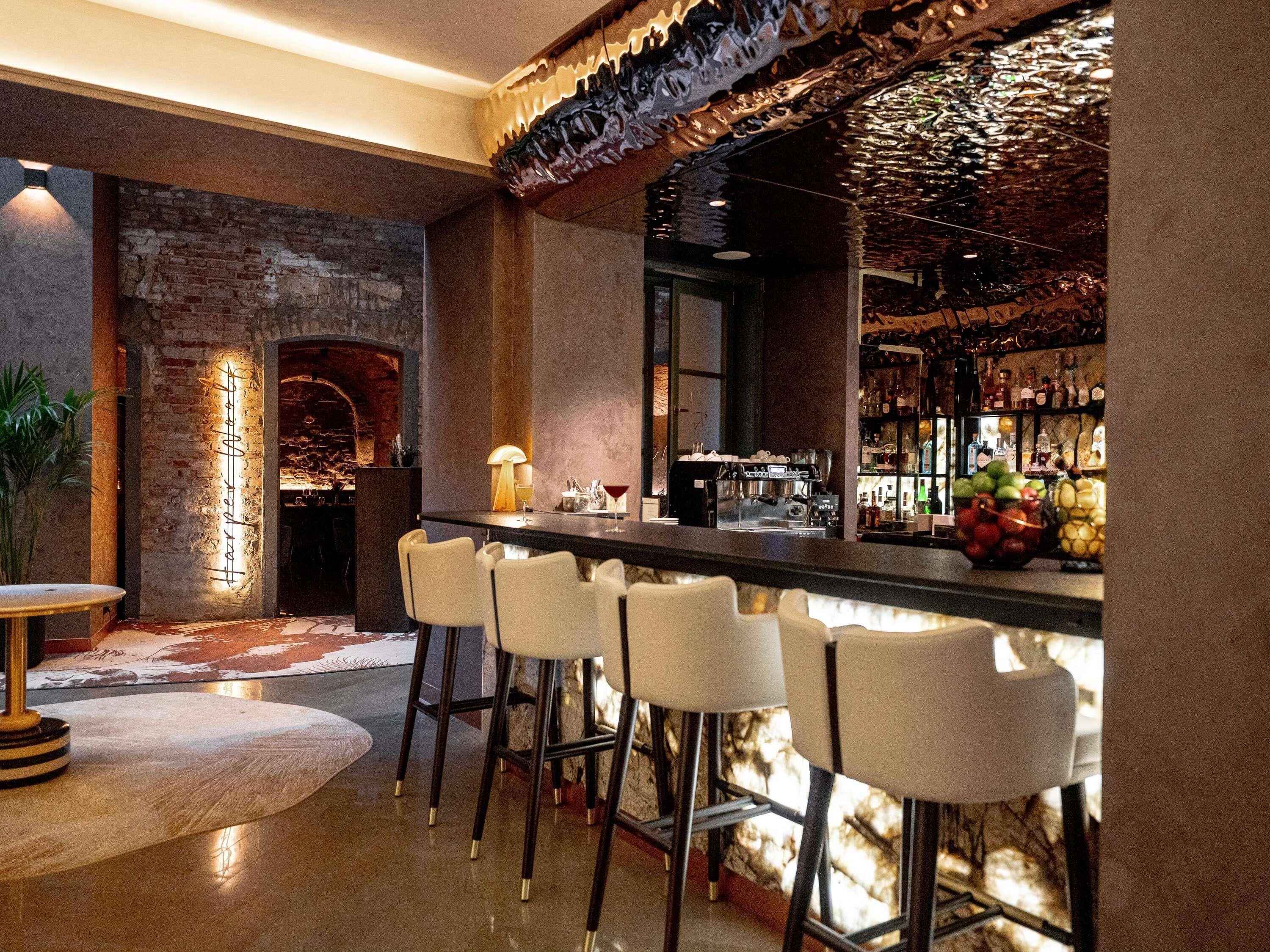 2 Bars/Lounges, Lobby-Lounge