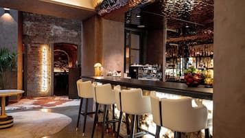 2 Bars/Lounges, Lobby-Lounge