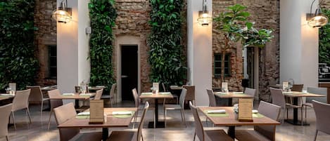 Petit déjeuner buffet (25 EUR par personne)