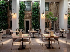 Café da manhã com buffet todos os dias (EUR 25 por pessoa) 