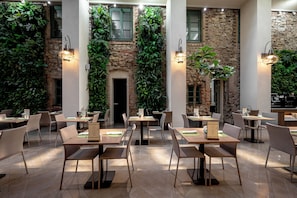 Tägliches Frühstücksbuffet (25 EUR pro Person)