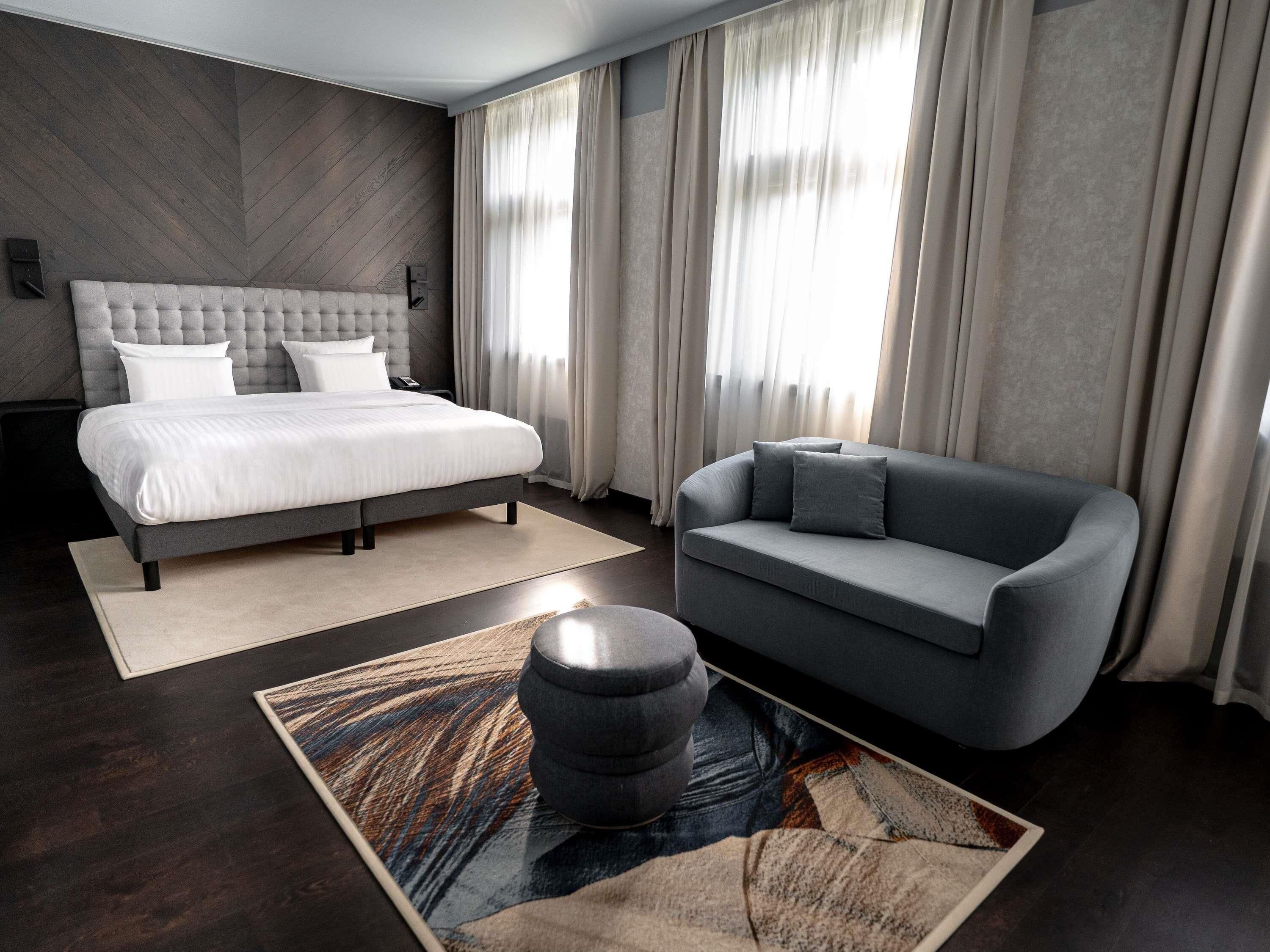 Habitación Deluxe, 1 cama King size, vista al parque | Minibar, caja de seguridad en la habitación y escritorio 