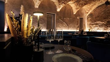 Lunch and dinner served, international cuisine