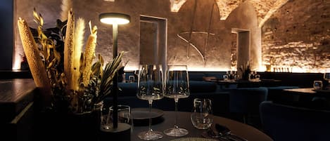 Serveert lunch en diner, internationale gerechten