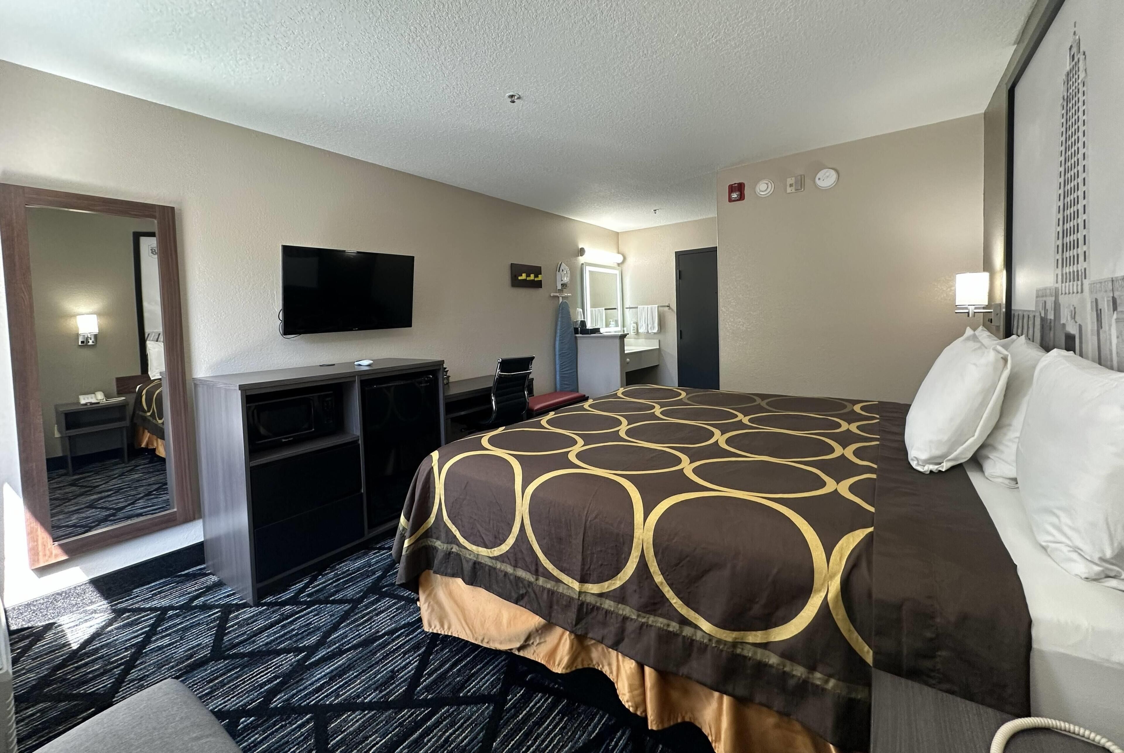 Desk, laptop workspace, iron/ironing board, free WiFi