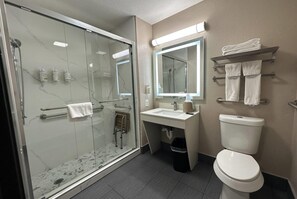 Tina con regadera, amenidades de baño gratuitas, secadora de cabello 