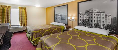 Camera, 2 letti queen, fumatori | Una scrivania, postazione laptop, ferro/asse da stiro, Wi-Fi gratuito