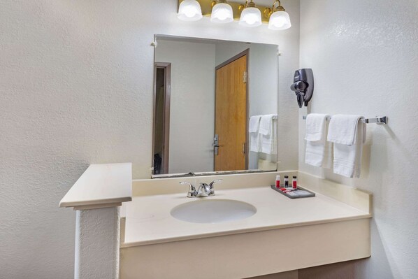 Combined shower/tub, free toiletries, hair dryer, towels