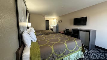 Quarto, 2 camas Queen, para não fumantes | Escrivaninha, espaço de trabalho para notebook