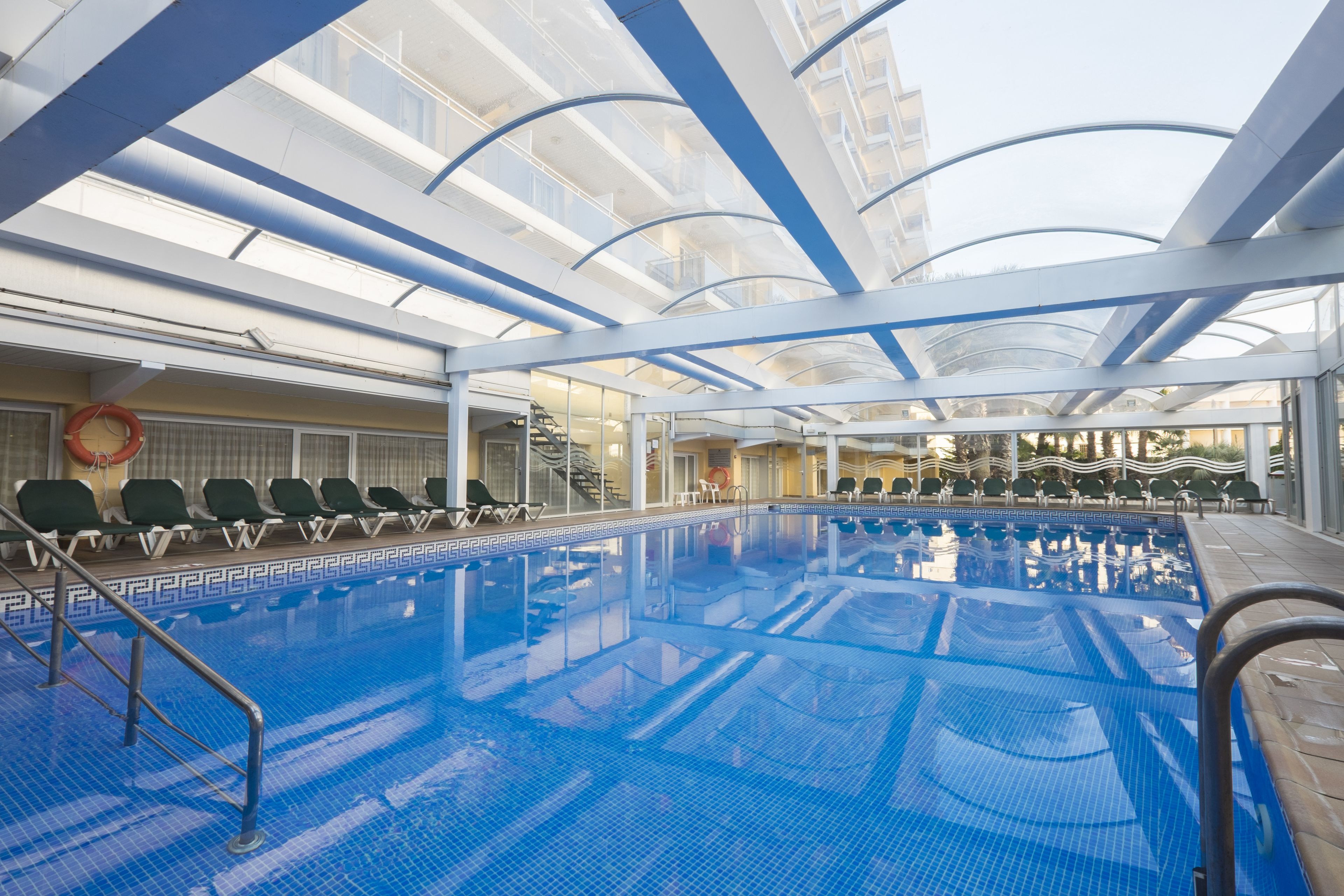 Innenpool, 3 Außenpools, Sonnenschirme, Liegestühle