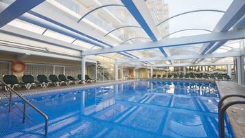 Alberca techada, 3 albercas al aire libre y sombrillas en la alberca