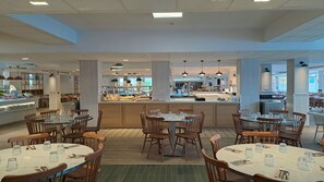 Cocina internacional con vista a la alberca 