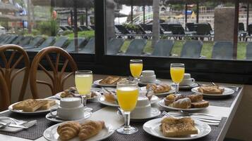 Dagelijks ontbijtbuffet (EUR 15 per persoon)