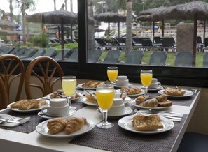 Petit déjeuner buffet (15 EUR par personne)