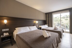 Habitación Familiar (2 adultos + 2 niños), balcón | Edredón, caja de seguridad en la habitación y escritorio 