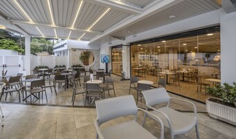 Bar en la azotea, junto a la piscina, abre todos los días