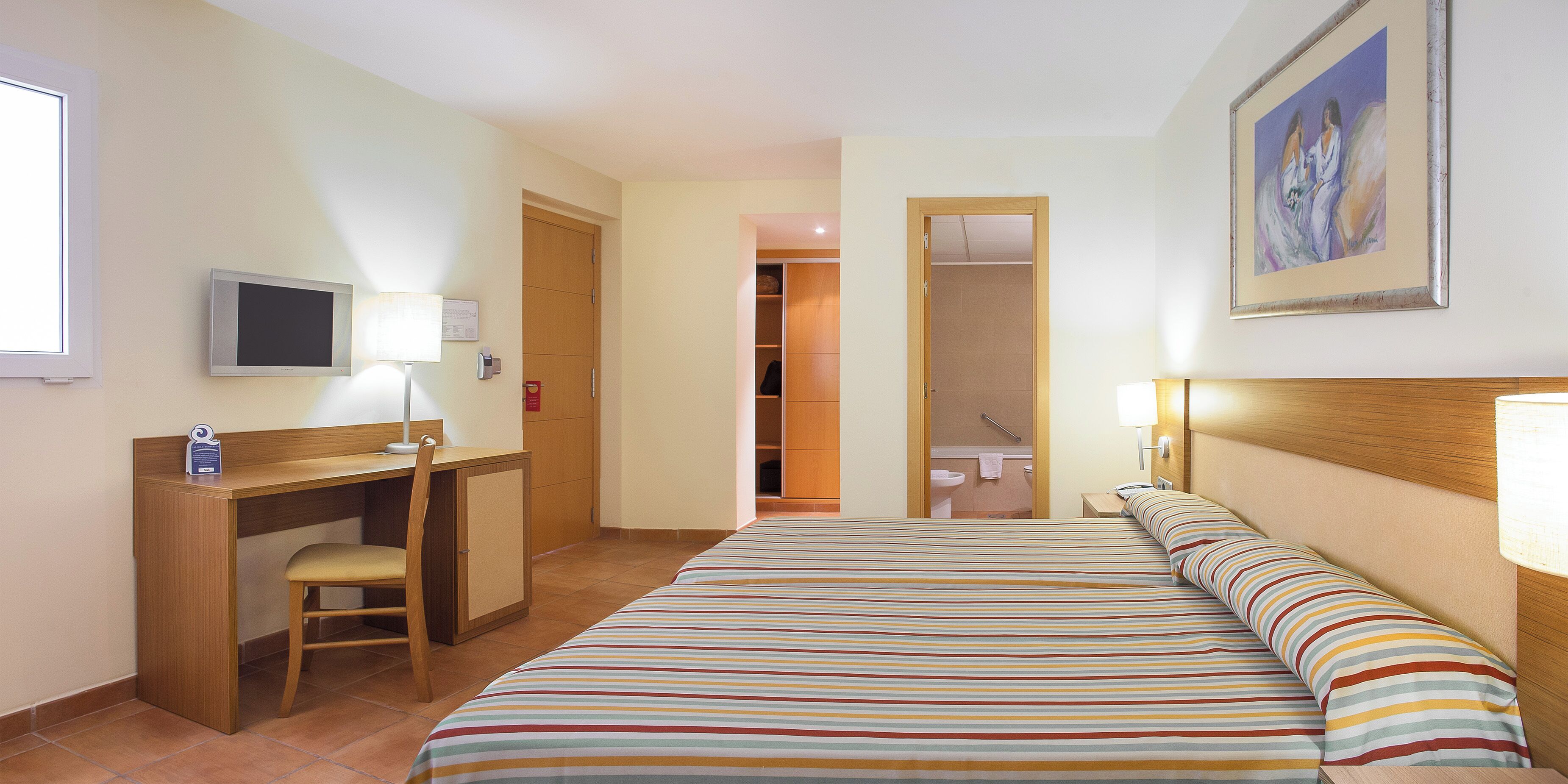 Minibar, coffres-forts dans les chambres, bureau, rideaux occultants