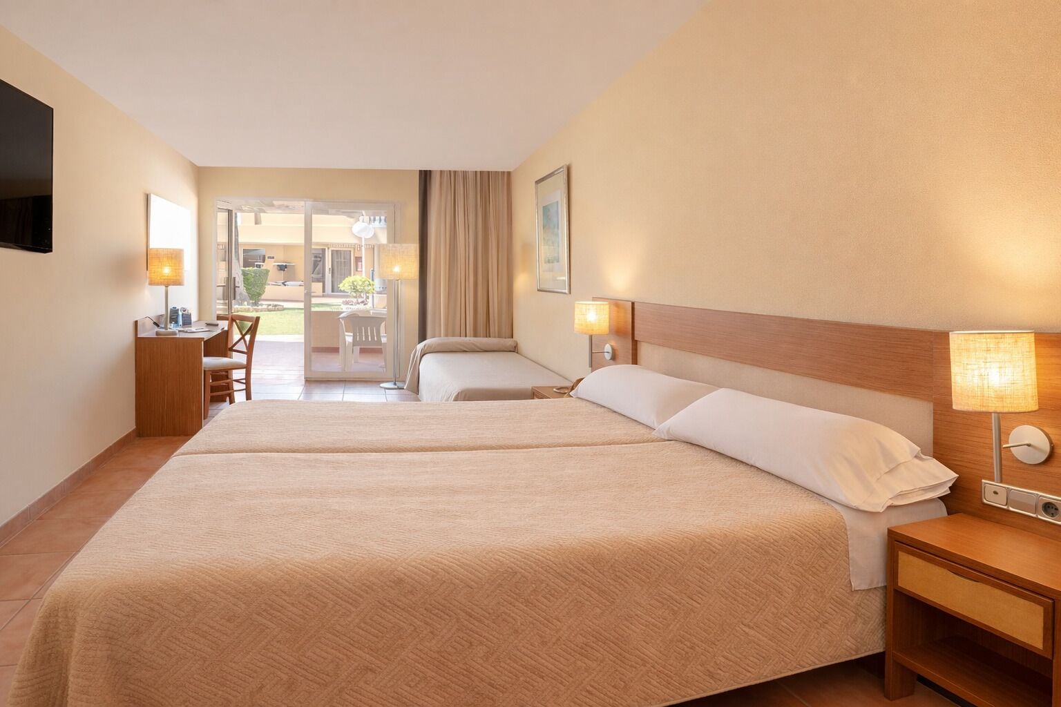 Minibar, coffres-forts dans les chambres, bureau, rideaux occultants