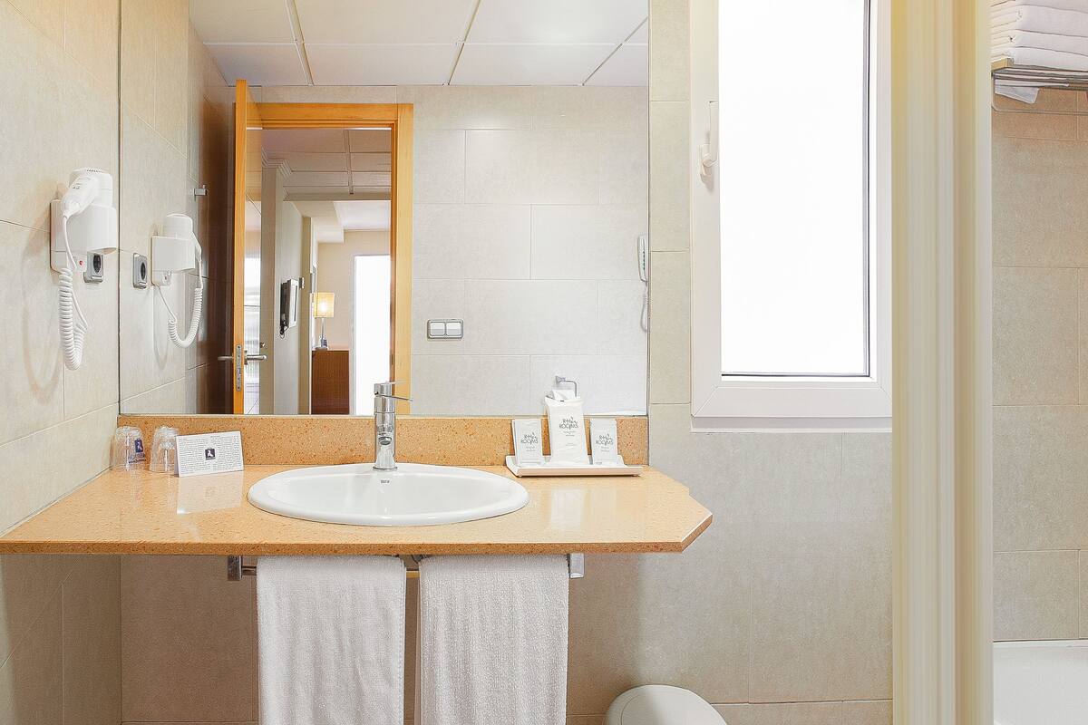 combined shower/bathtub, free toiletries, hair dryer, towels