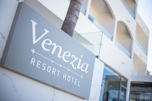 Venezia Resort -hotellin opastekyltti.