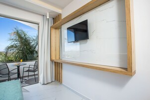 Escritorio, cortinas blackout, sistema de insonorización y wifi gratis 