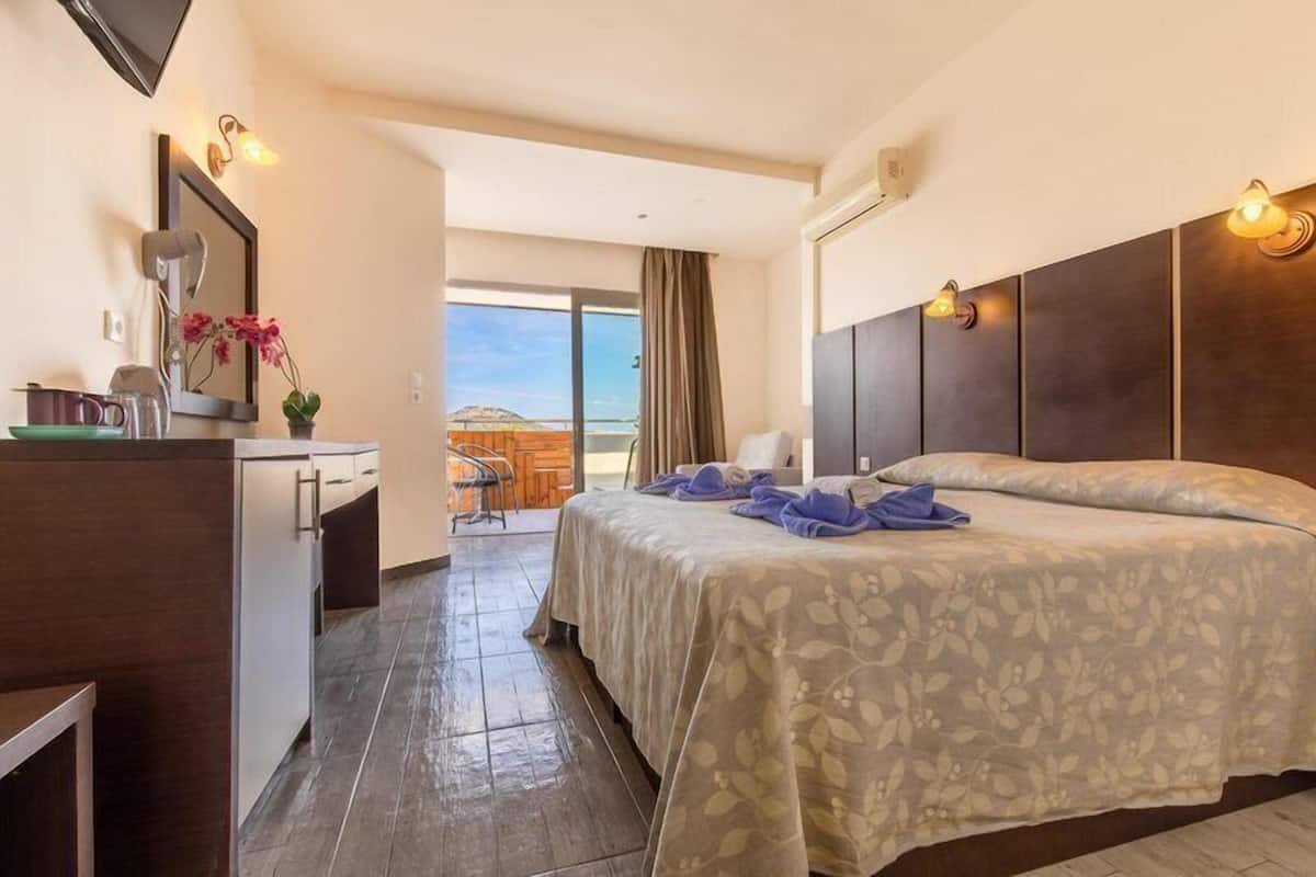 Deluxe Room, Jetted Tub | Desk, blackout drapes, soundproofing, WiFi (free)