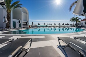 Außenpool (je nach Saison geöffnet), Sonnenschirme, Liegestühle