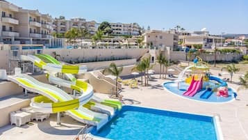 Een seizoensgebonden buitenzwembad, parasols voor strand/zwembad