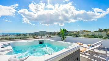Superior Double with Roof Top Jacuzzi | 1 habitación, decoración personalizada, muebles diferentes y escritorio