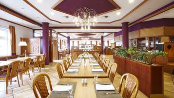 Breakfast and dinner served, Regional cuisine