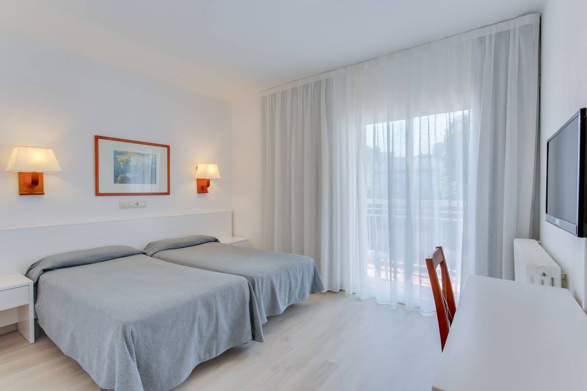 Desk, free WiFi, bed sheets