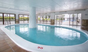 Udendørs pool, parasoller, liggestole
