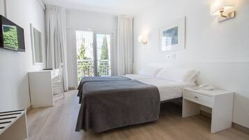 Een bureau, gratis wifi, beddengoed