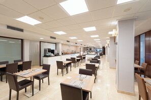 供应早餐、午餐和晚餐，地中海菜